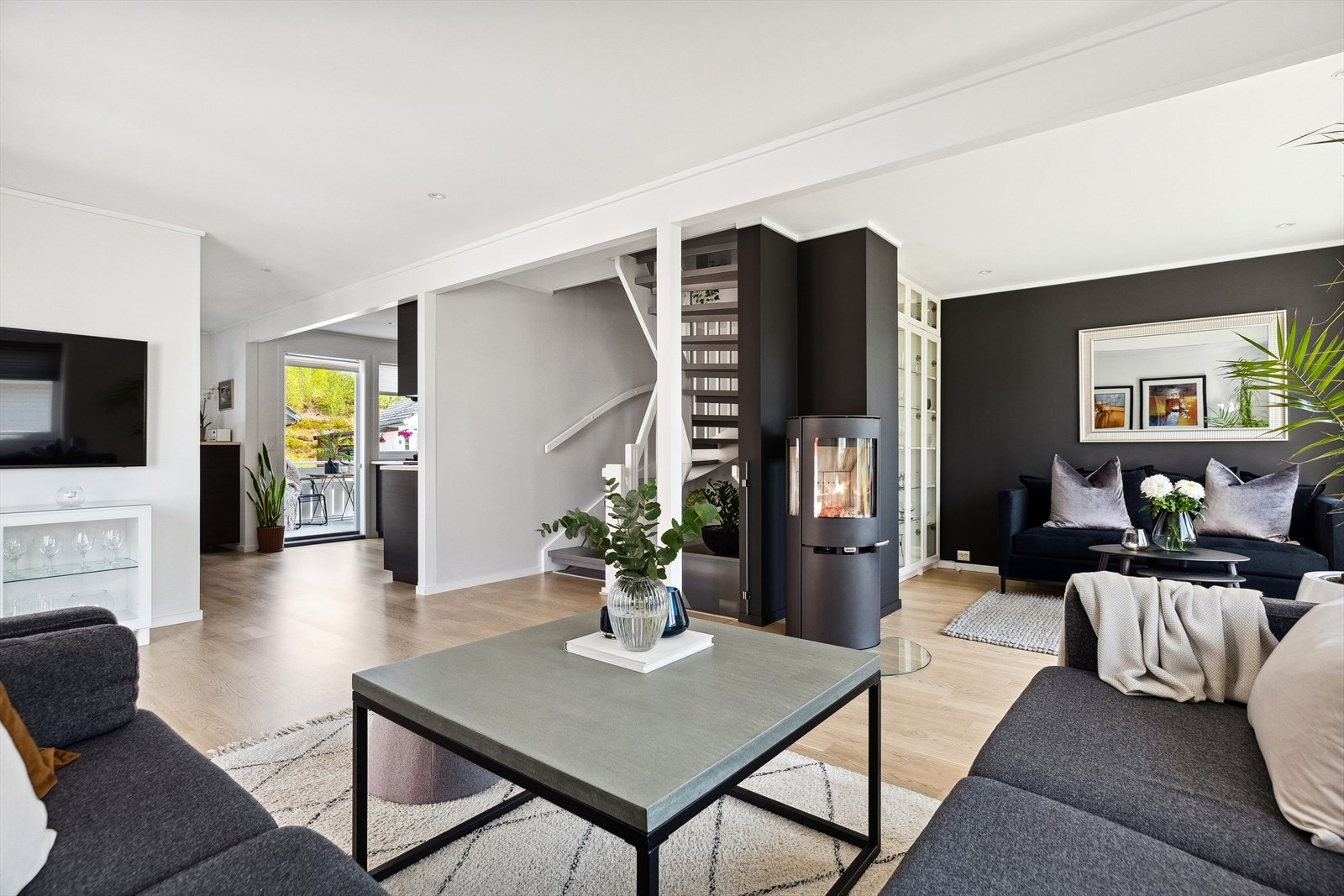 Stuen og kjøkkenet ligger i delvis åpen løsning i hovedetasjen. Galleribilde