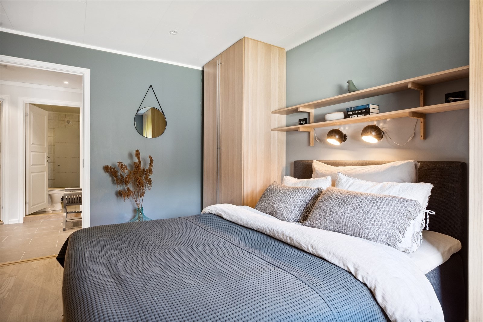 Boligen har tre godkjente soverom, to i sokkeletasjen og et i loftstetasjen, samt et rom som er innredet som soverom. Galleribilde