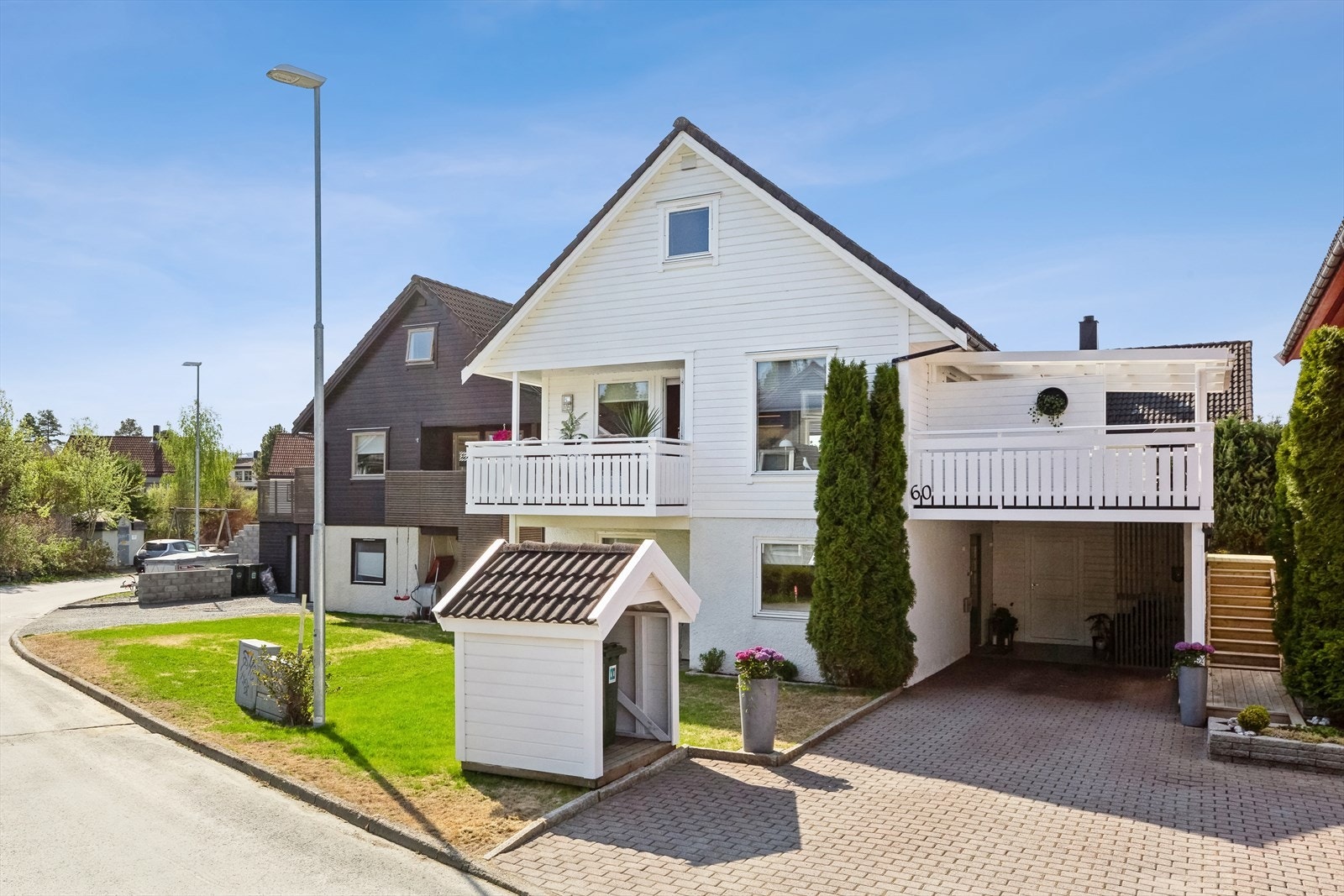 Boligen ligger i et barnevennlig boligfelt med kort vei til barnehager, skoler og Bymarka. Galleribilde