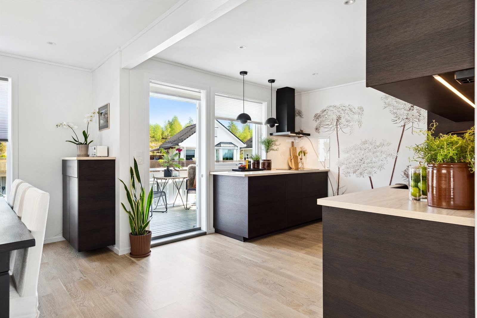 Boligen har et stilrent kjøkken fra 2022. Galleribilde