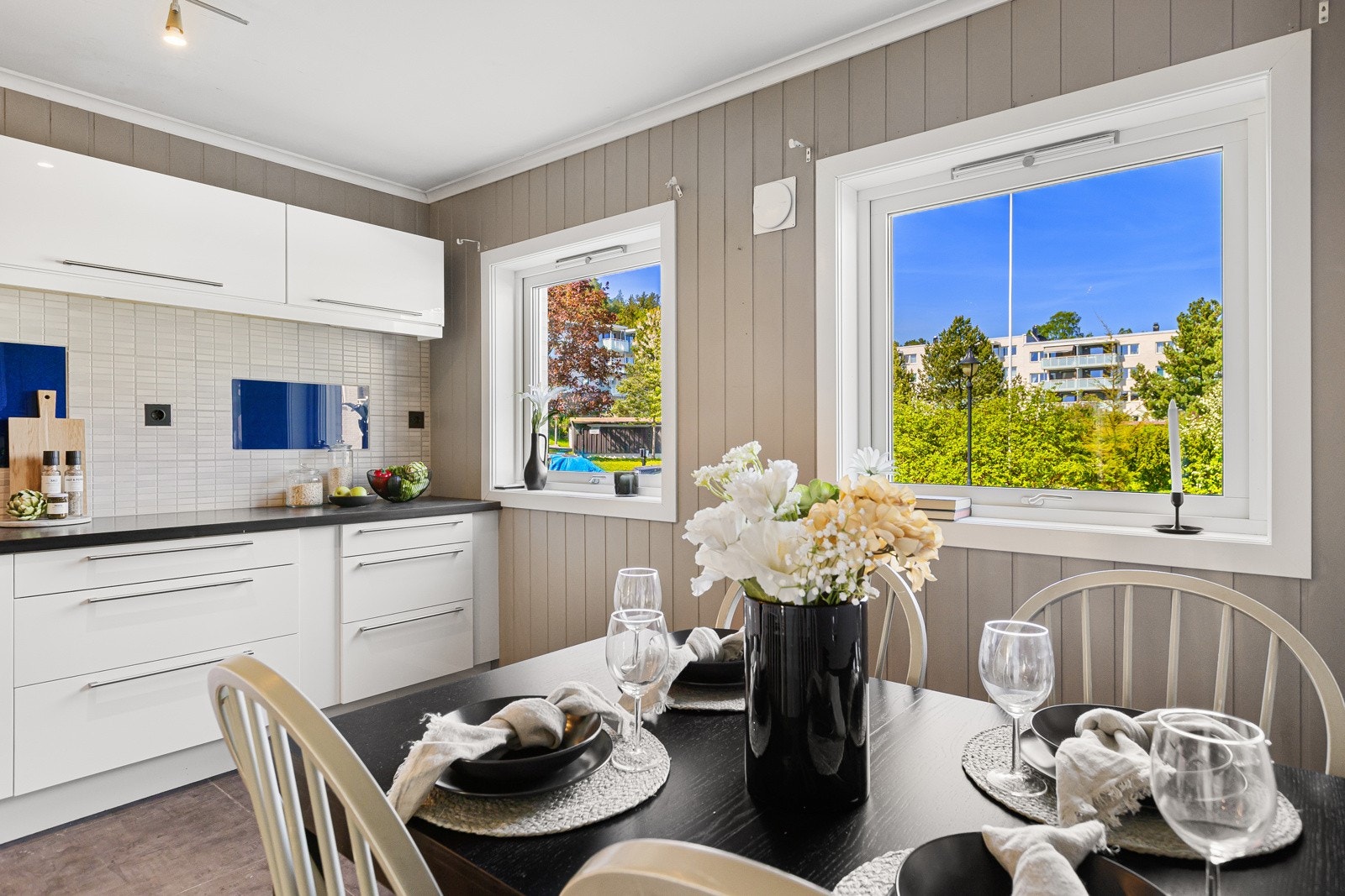 Rommet har fliser på gulvet med varmekabler og god plass for spisebord Galleribilde