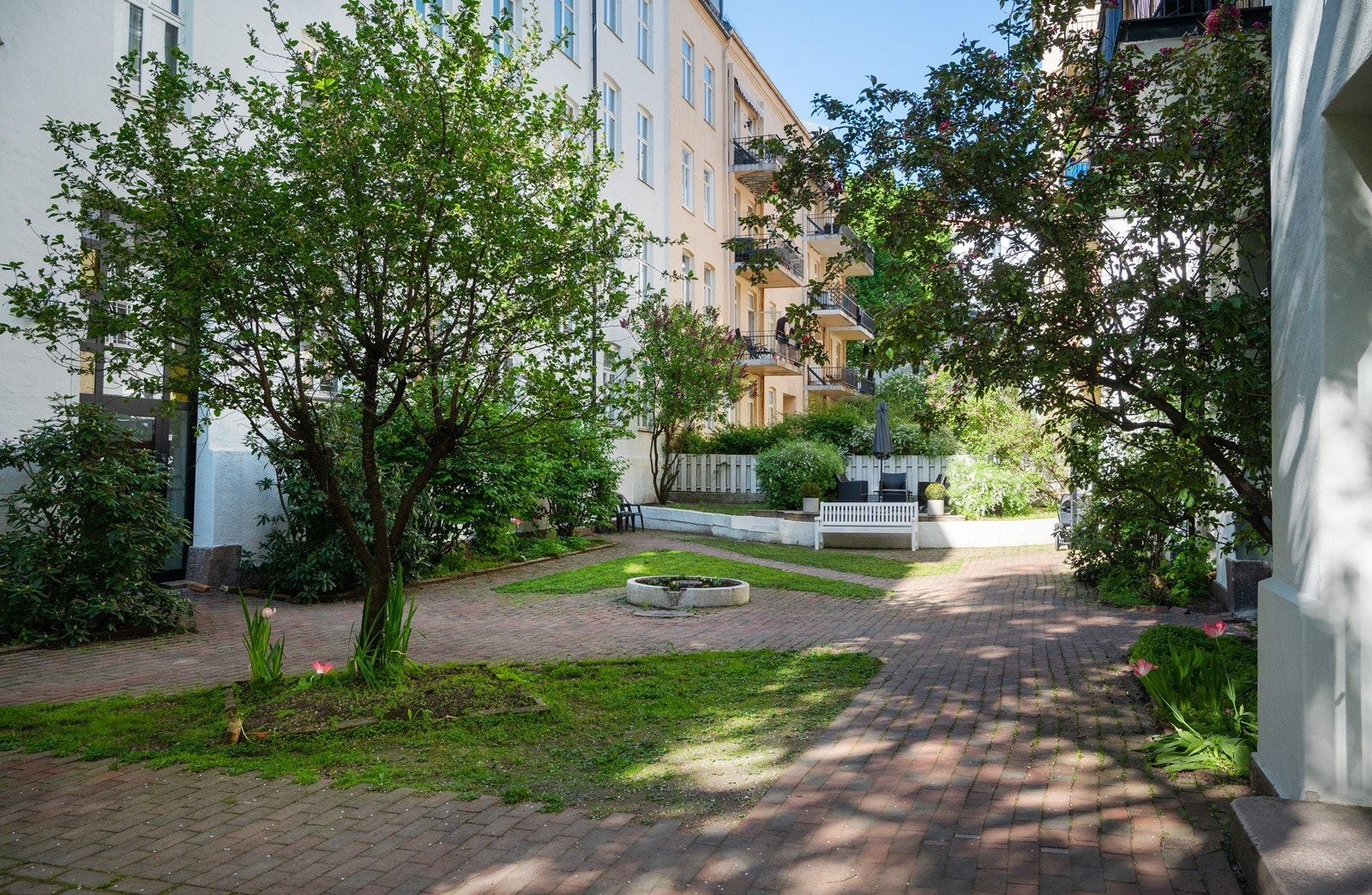 Pent opparbeidet bakgård med sittegruppe og plen Galleribilde