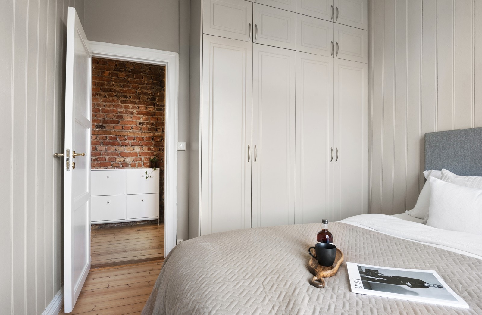 Plassbygd garderobe. Det er god plass til dobbeltseng. Galleribilde