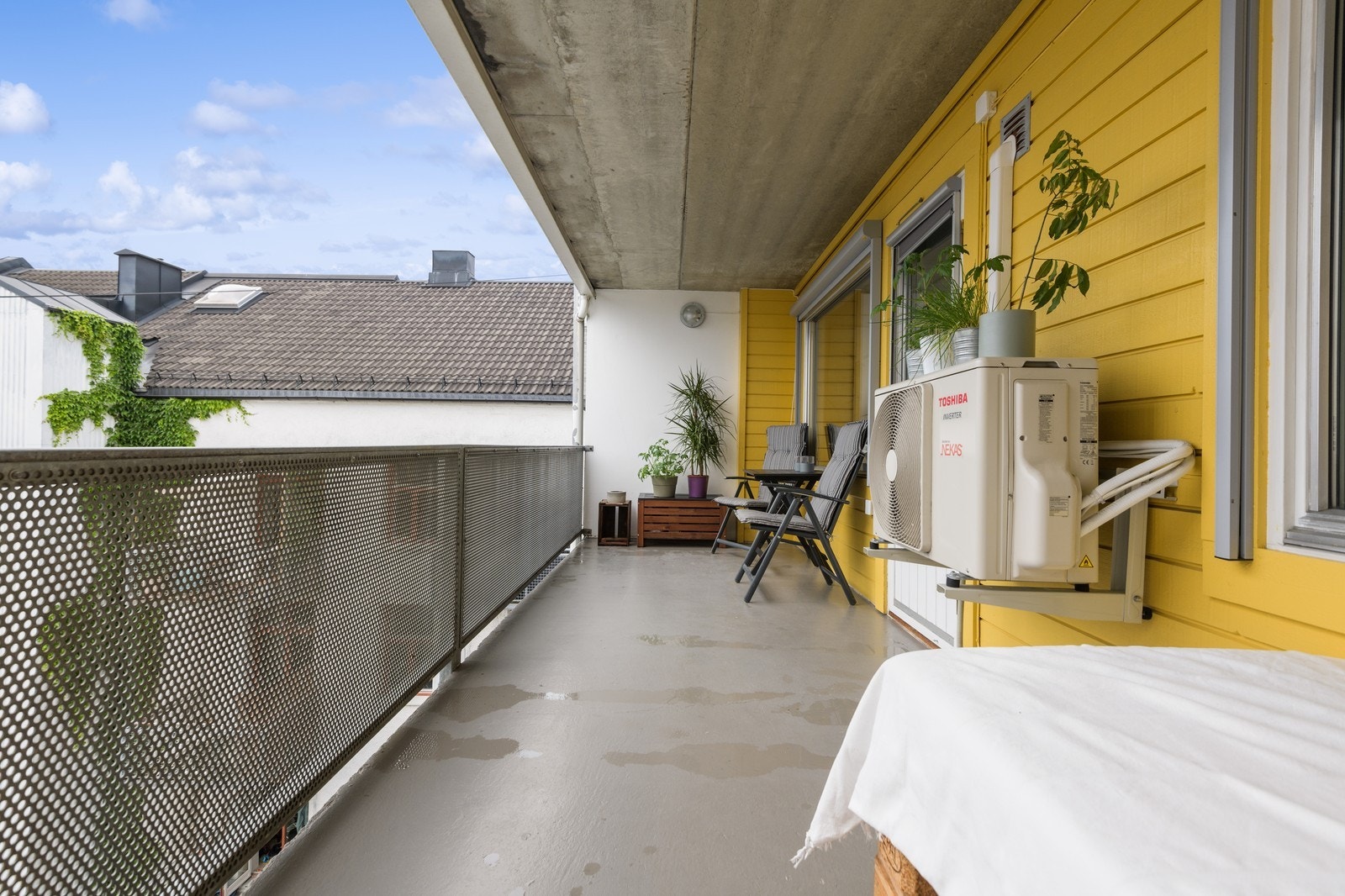 Romslig balkong med god plass til utemøbler Galleribilde