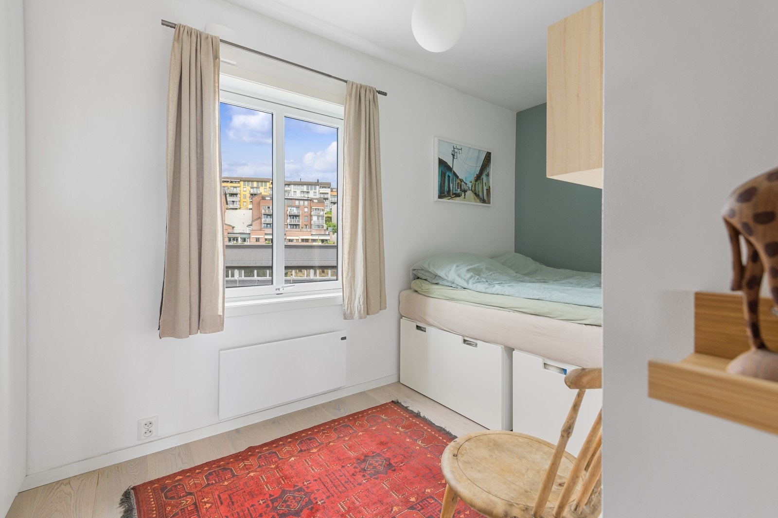 Soverom av god størrelse. Plassbygd seng. Galleribilde