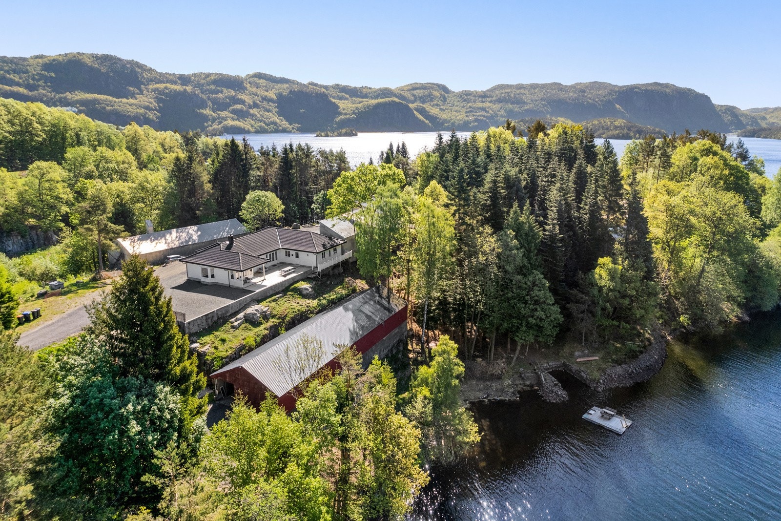 Eiendommen ligger idyllisk til, og bør oppleves! Galleribilde