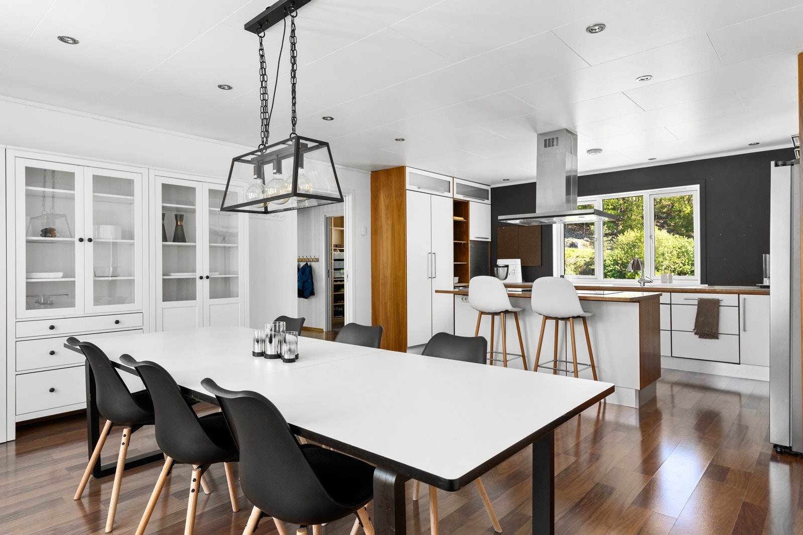 Fra spisestua er det kort vei til kjøkkenet. Perfekt for sosiale sammenkomster. Galleribilde