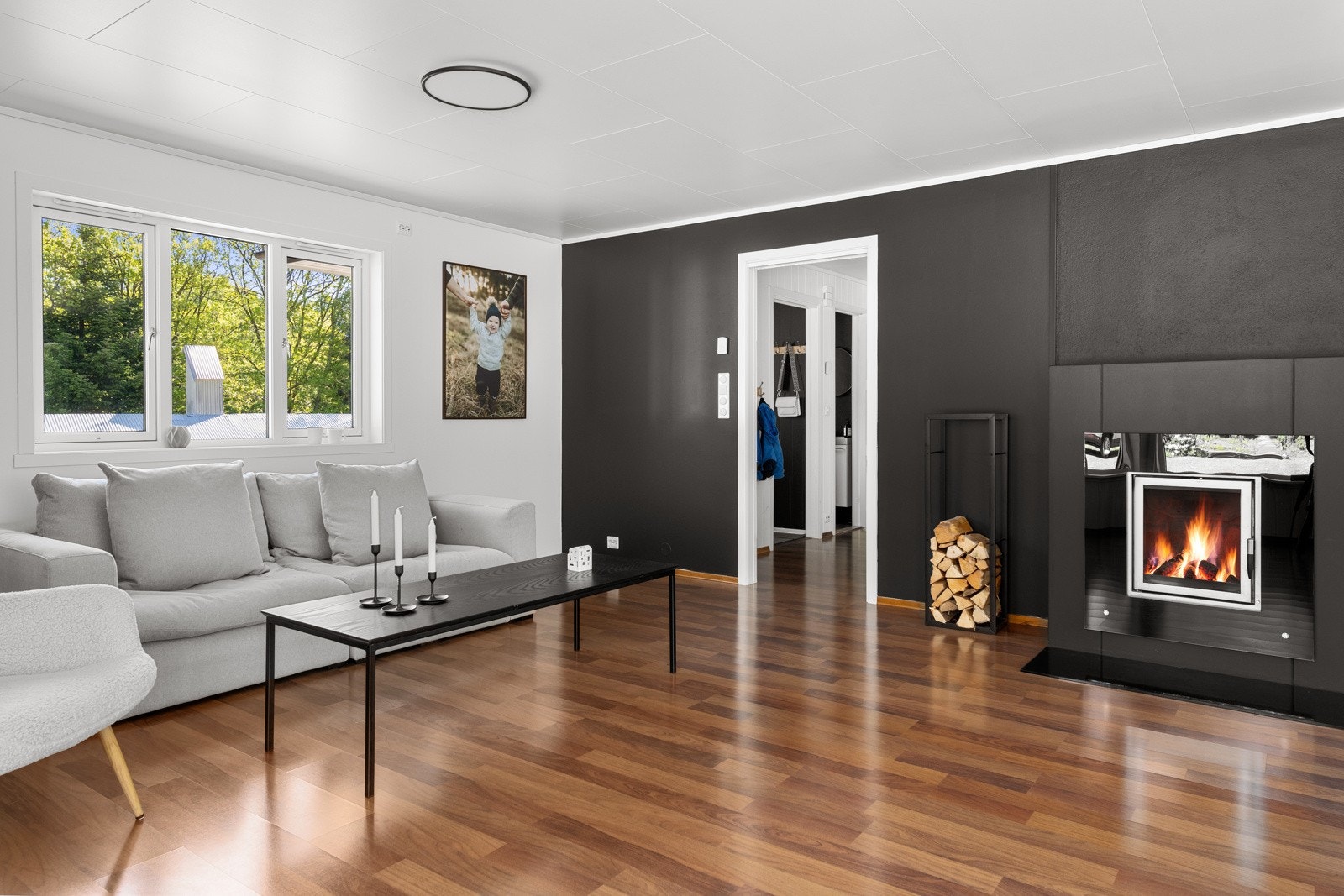 Stuen er romslig, og deles inn i flere soner. Sittegruppe ved koselig peis. Galleribilde