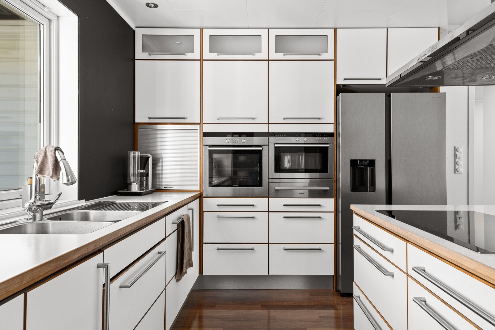 Kjøkkenet er bygd for maksimal utnyttelse av plass. God plass til oppbevaring, og stilige hvitevarer. Galleribilde