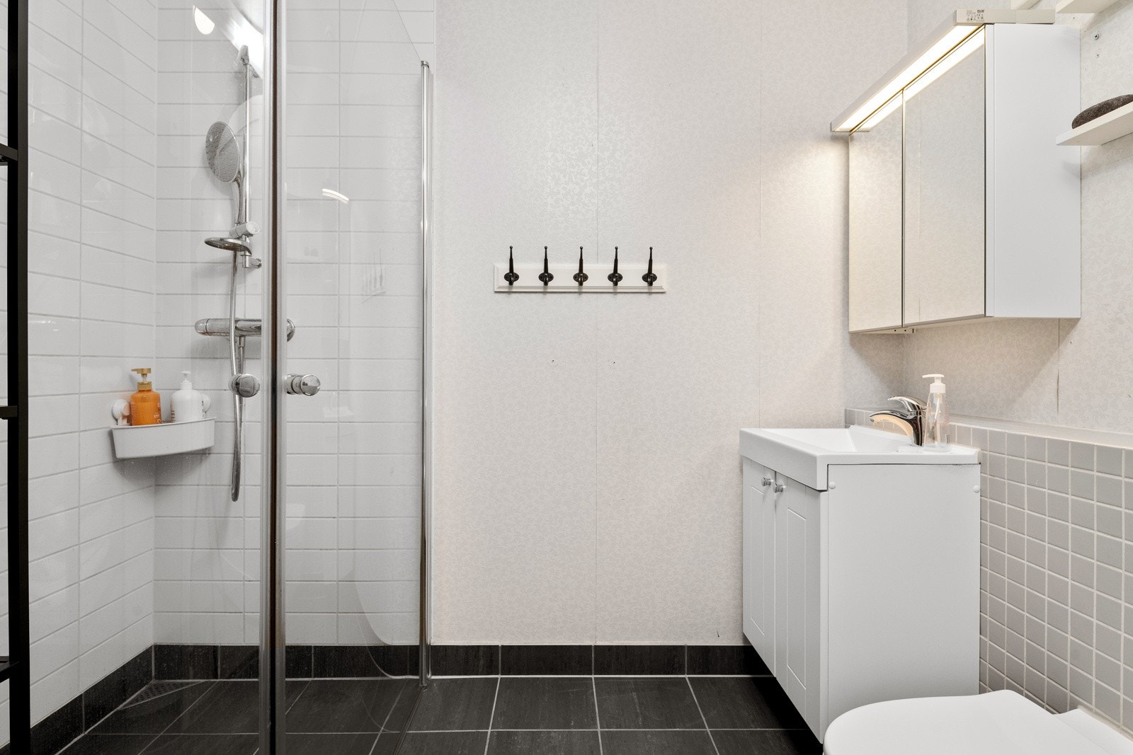 Bad nummer to med glassdører i dusjhjørne. Galleribilde