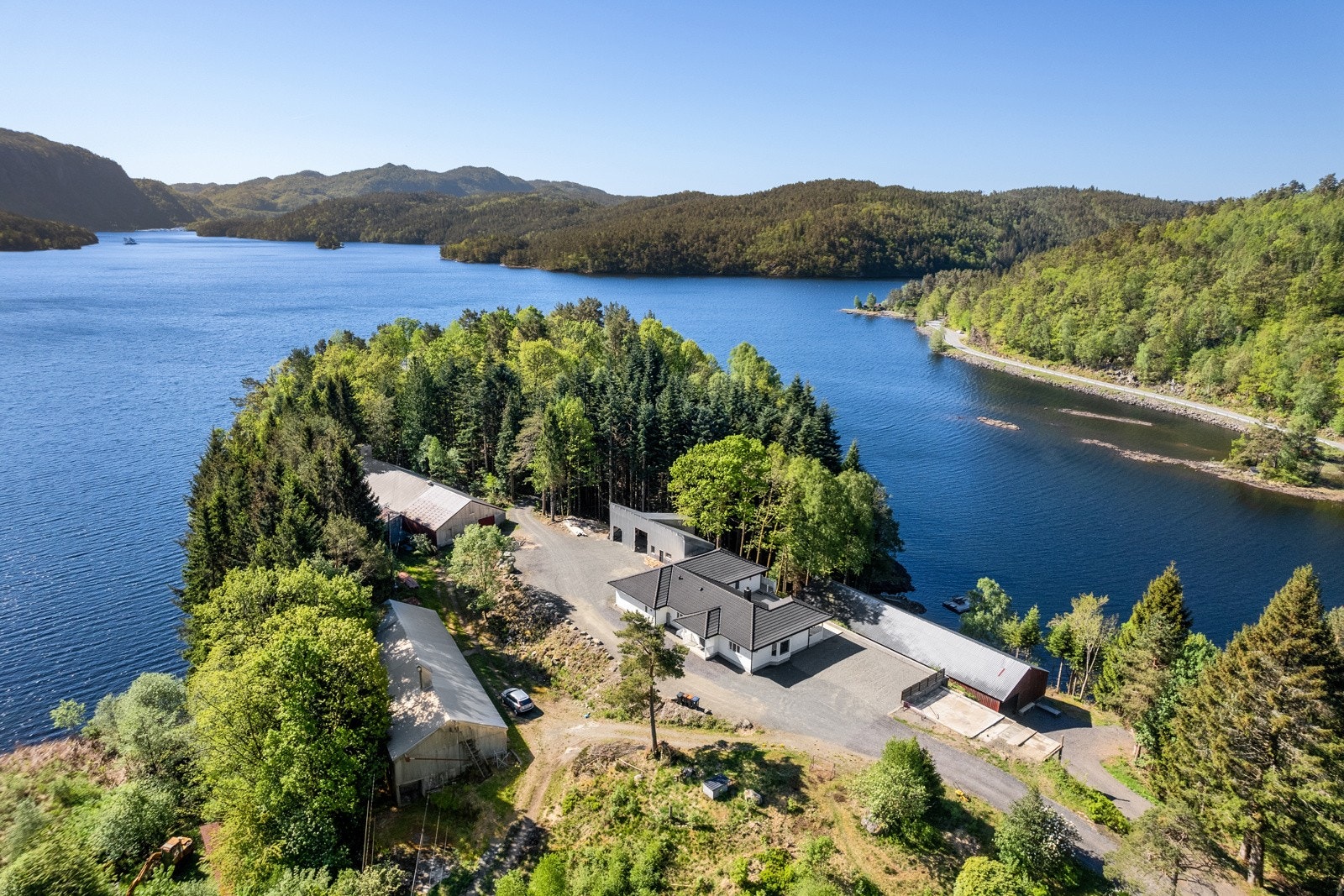Flott og landlig beliggenhet med strandlinje mot Selura. Galleribilde