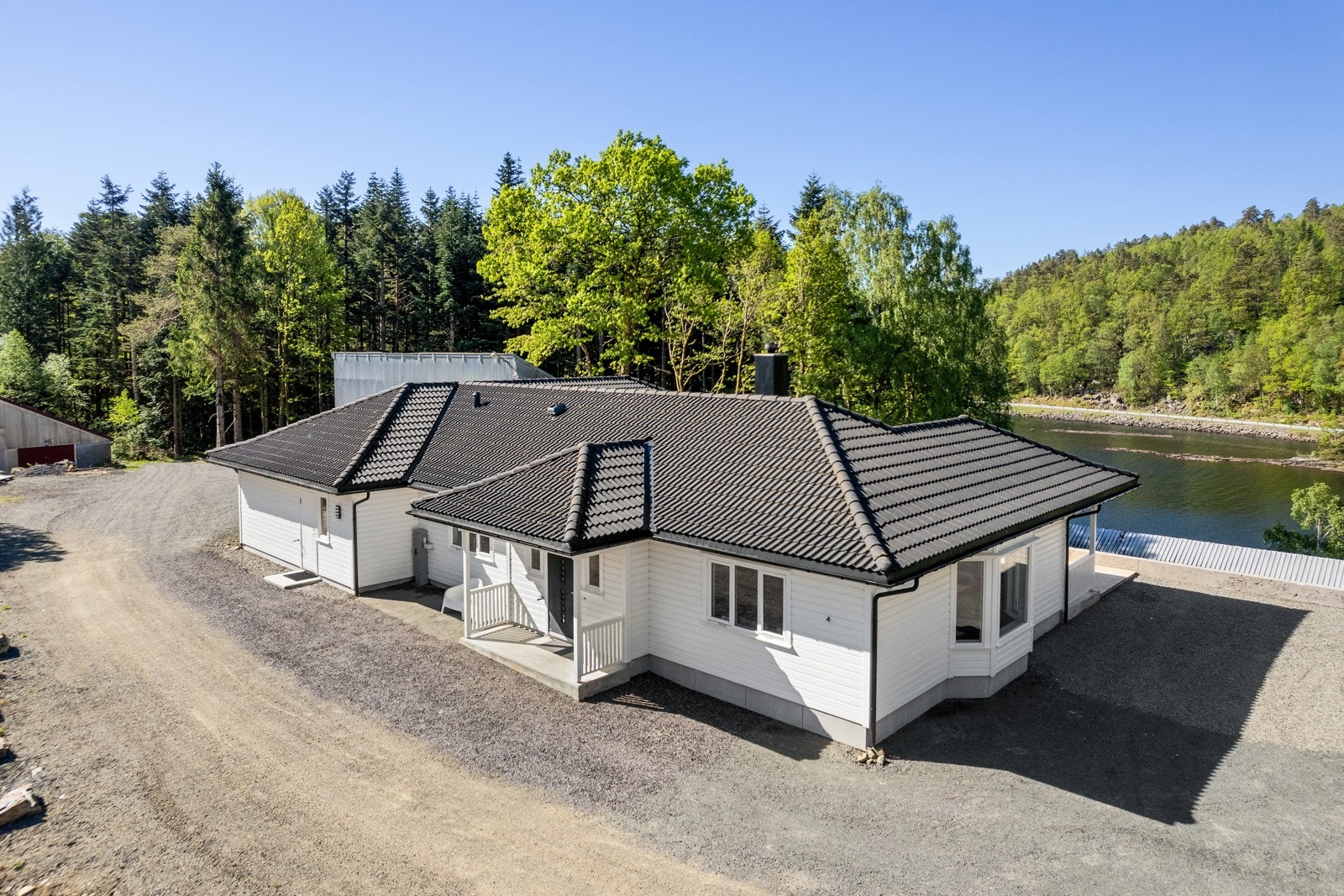 Boligen ligger i fantastiske omgivelser ved vann og naturrike forhold. Galleribilde