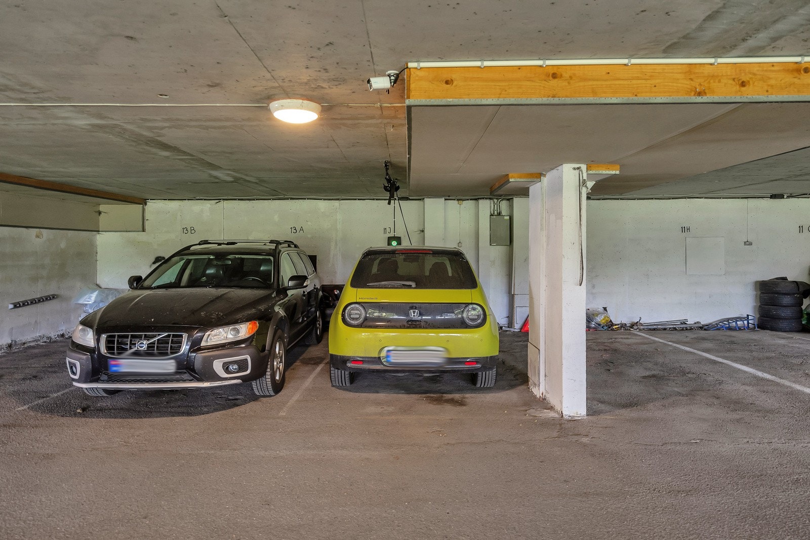 Parkeringsplass med elbillader og oppheng til kajakk! Galleribilde