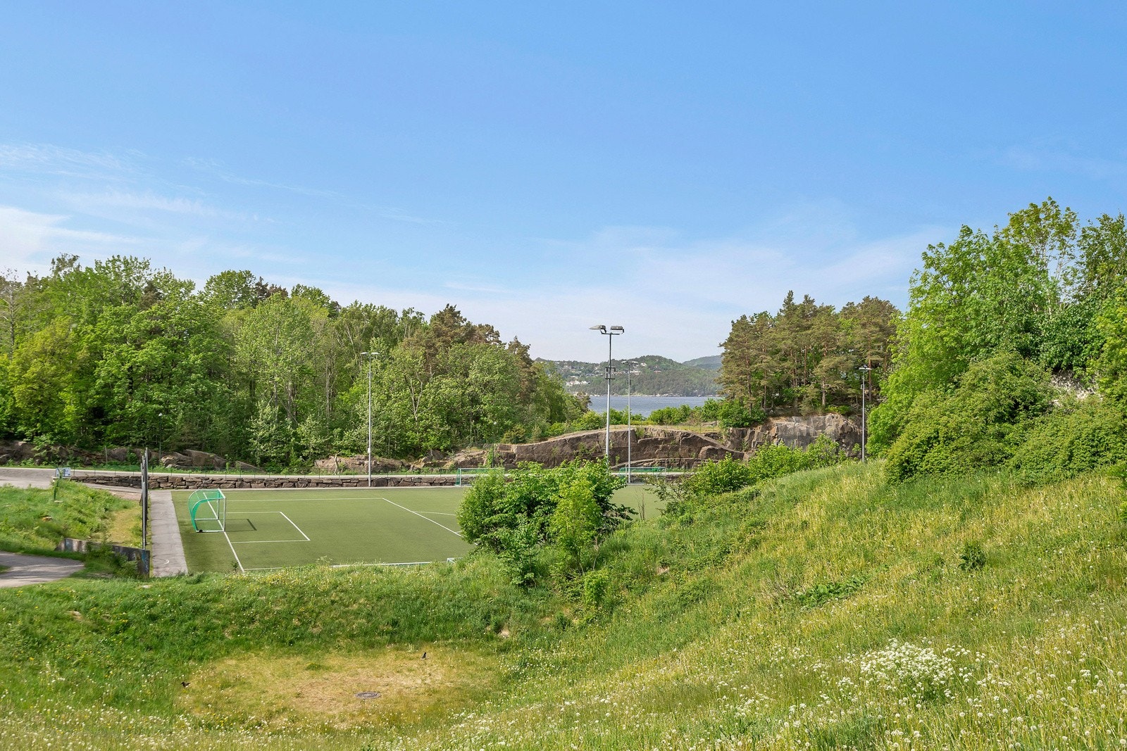 Kort vei ned til stand og badeplass Galleribilde