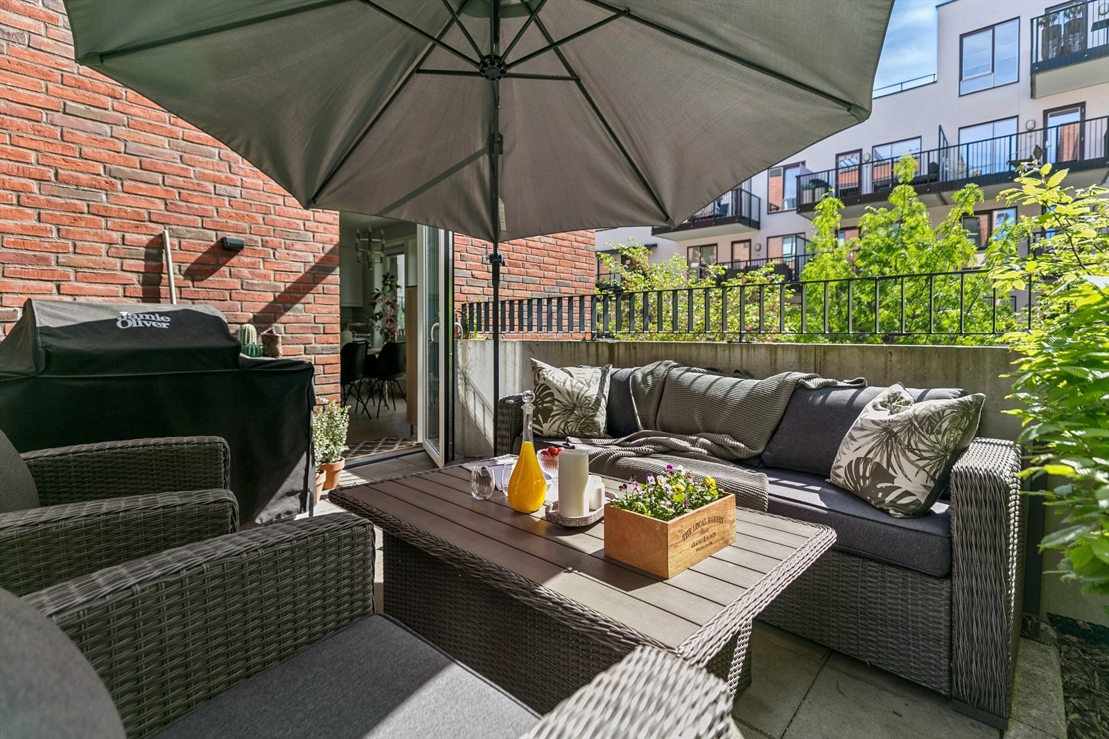 Boligens sørvestvendte markterrasse på ca. 10 m2 med utgang fra kjøkkenet. Galleribilde