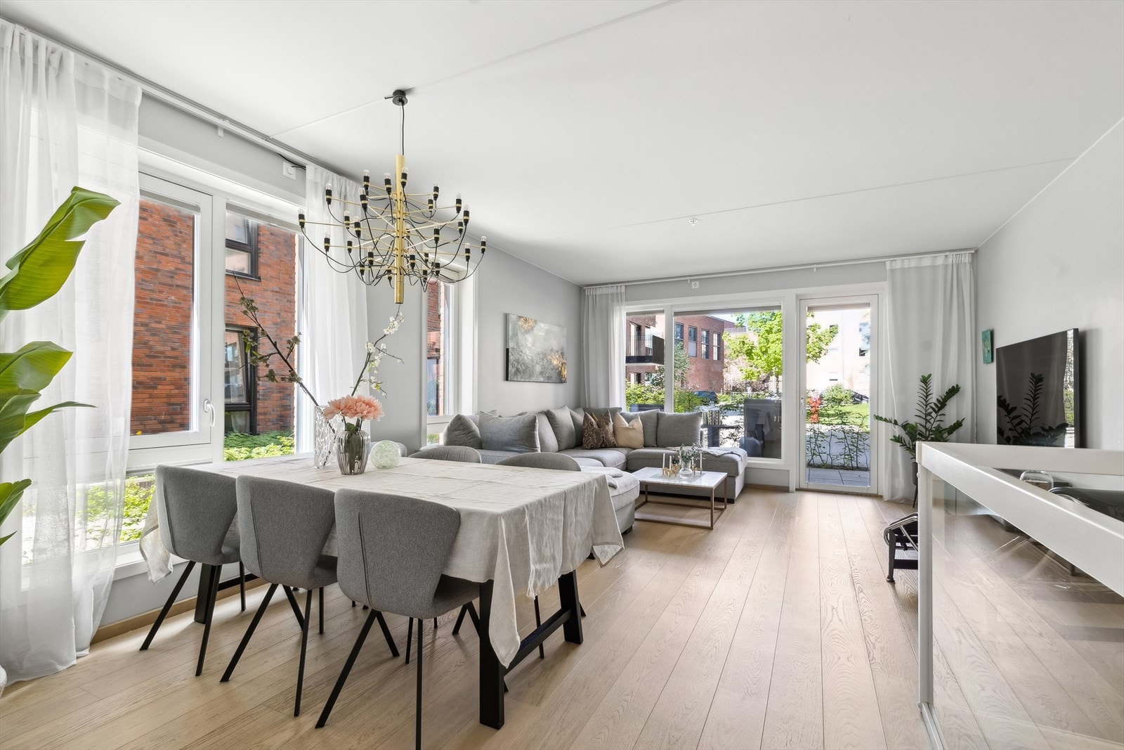 Stuen er luftig med takhøye vinduer, som gir rikelig med naturlig lysinnslipp. Det er god plass til sofa, spisebord og annet møblement. Utgang til uteplass. Galleribilde