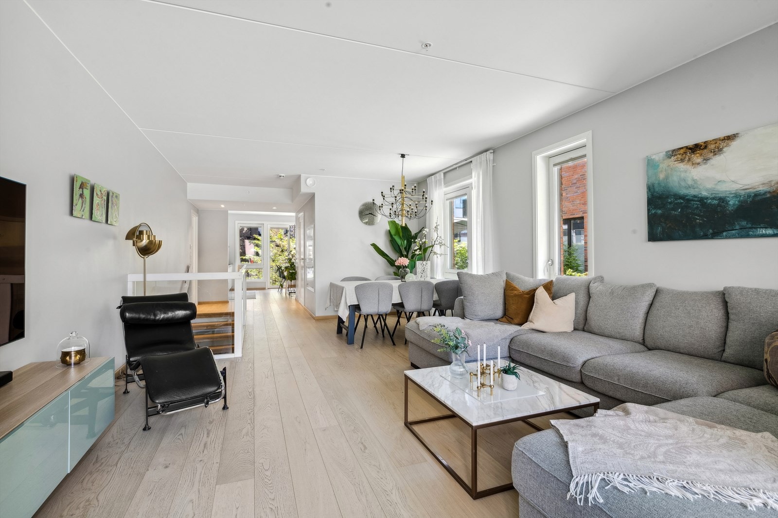 Leiligheten har en meget god planløsning som går over 2 plan. Rekkehus følelsen sniker seg raskt inn på. Galleribilde