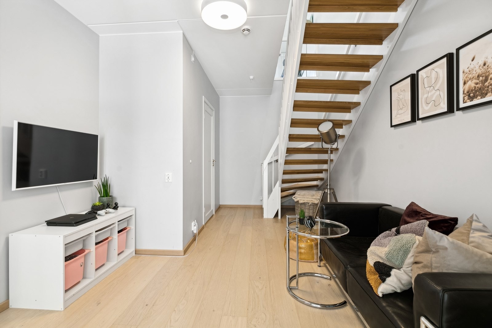 Ned trappen til underetasjen kommer du til et arealet som brukes som tv-stue/lekeplass for de minste. Galleribilde