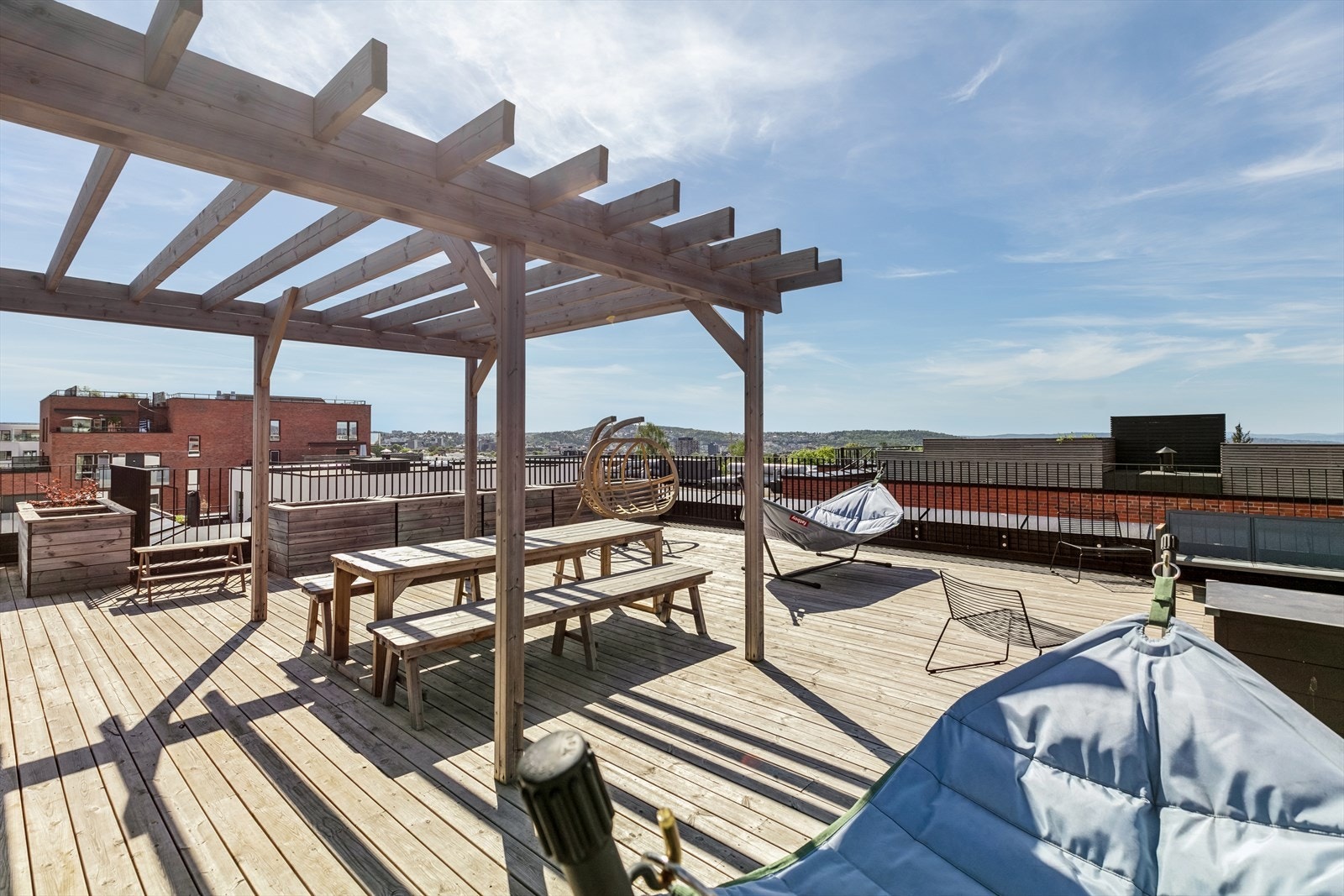 Leiligheten har tilgang til felles takterrasse med nydelig utsikt. Takterrassen er utstyrt med benkeplasser, hengekøyer og andre sitteløsninger. Galleribilde