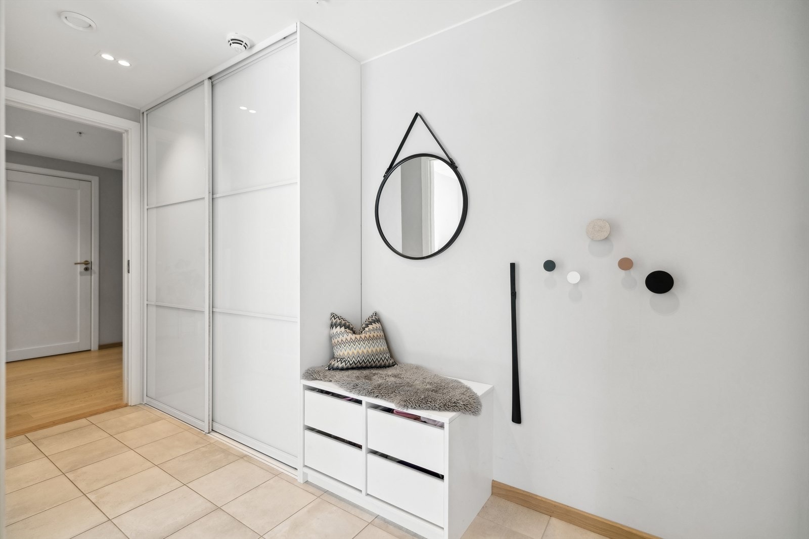 Du ønskes velkommen inn til denne lekre og unike 5-roms hjørneleiligheten. Det første som møter deg er en innbydende entré innredet med skyvedørsgarderobe og oppbevaringsplass med sittemulighet. Galleribilde