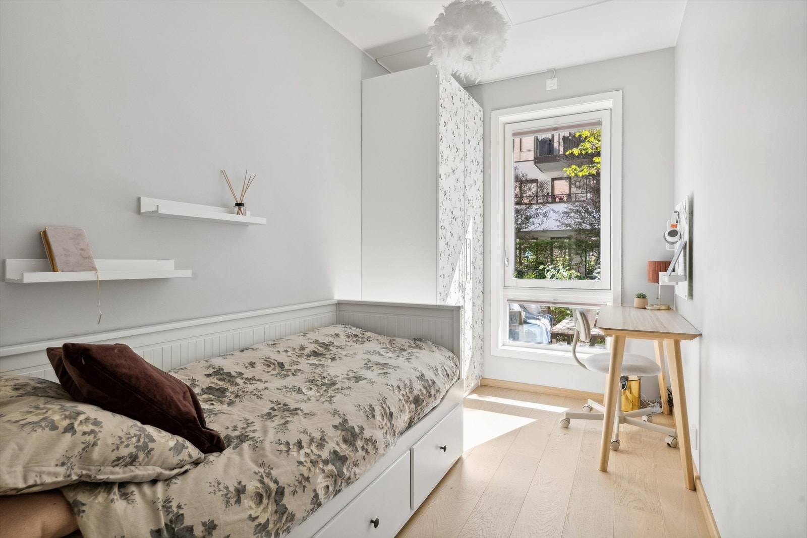 Soverom 3 og 4 ligger i underetasjen. Rommene egner seg godt som barnerom, gjesterom eller hjemmekontor. Begge rom er innredet med garderobeskap. Galleribilde