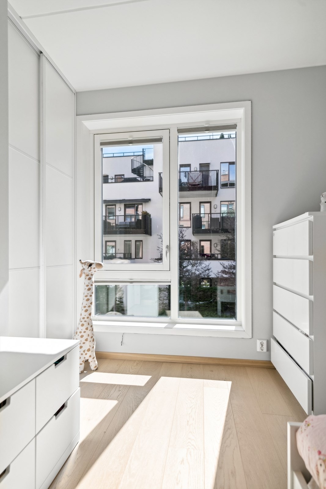 Rommet har skyvedørsgarderobe med gode oppbevaringsmuligheter. Det er plass til seng, og annet ønskelig møblement. Galleribilde