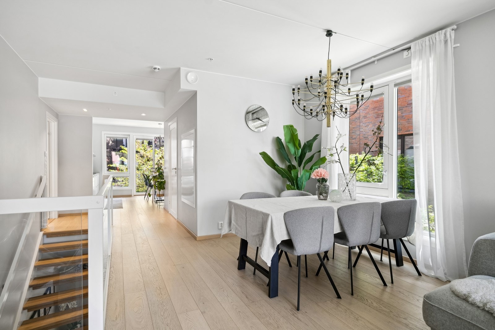 Denne leiligheten er godt utstyrt med tilvalg. Blant annet 1-stavs parkett i hele boligen og glass gelender i trapp som fører til underetasjen m.m. Galleribilde