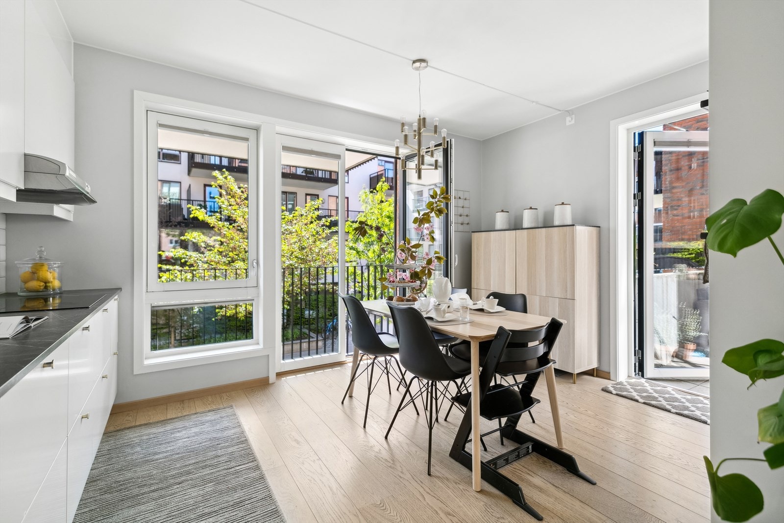 Et herlig kjøkken som er delikat og velutstyrt med god plass til spisebord og masse skapplass. Det er tillegg fransk balkong, gjennomgående store vindusflater og utgang til en uteplass. Galleribilde
