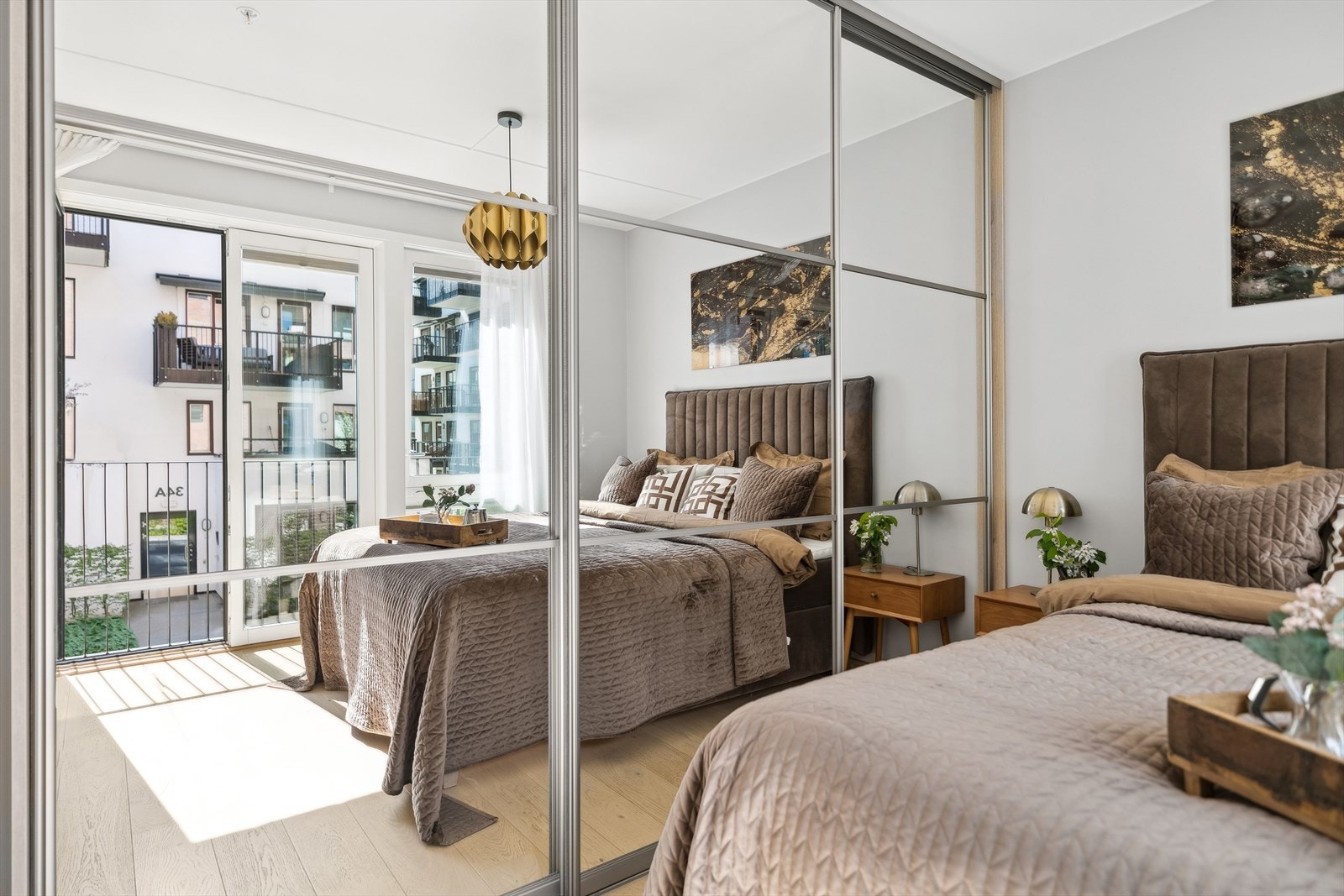 Rommet er innredet med en praktisk skyvedørsgarderobe med speilfronter. God plass til annet møblement. Galleribilde