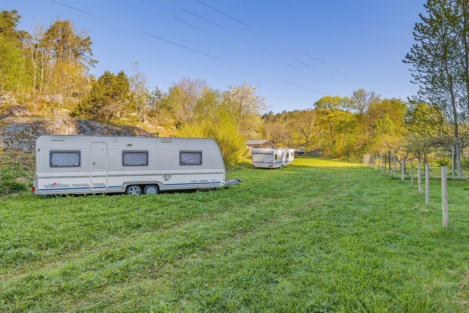 Tomten har store plenareal , og flere steder er det grusede gangarealer i tilknytning til store partier med synlig fjell Galleribilde