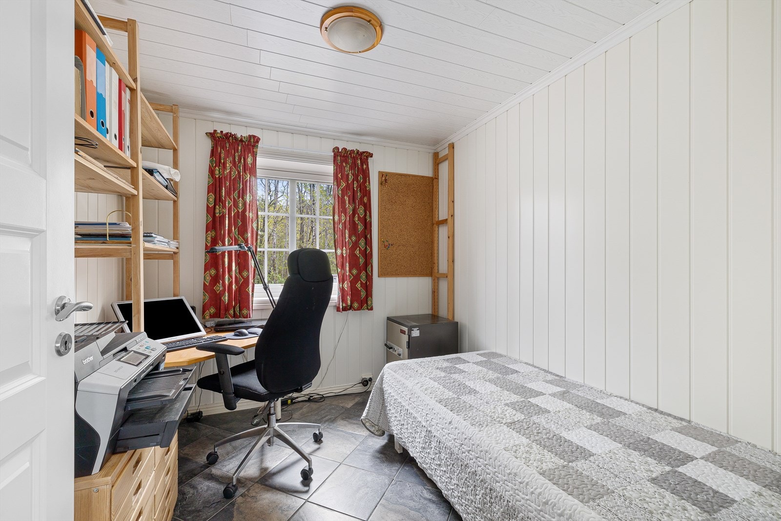 Boligen er innredet med 2 soverom i hovedetasjen. Galleribilde