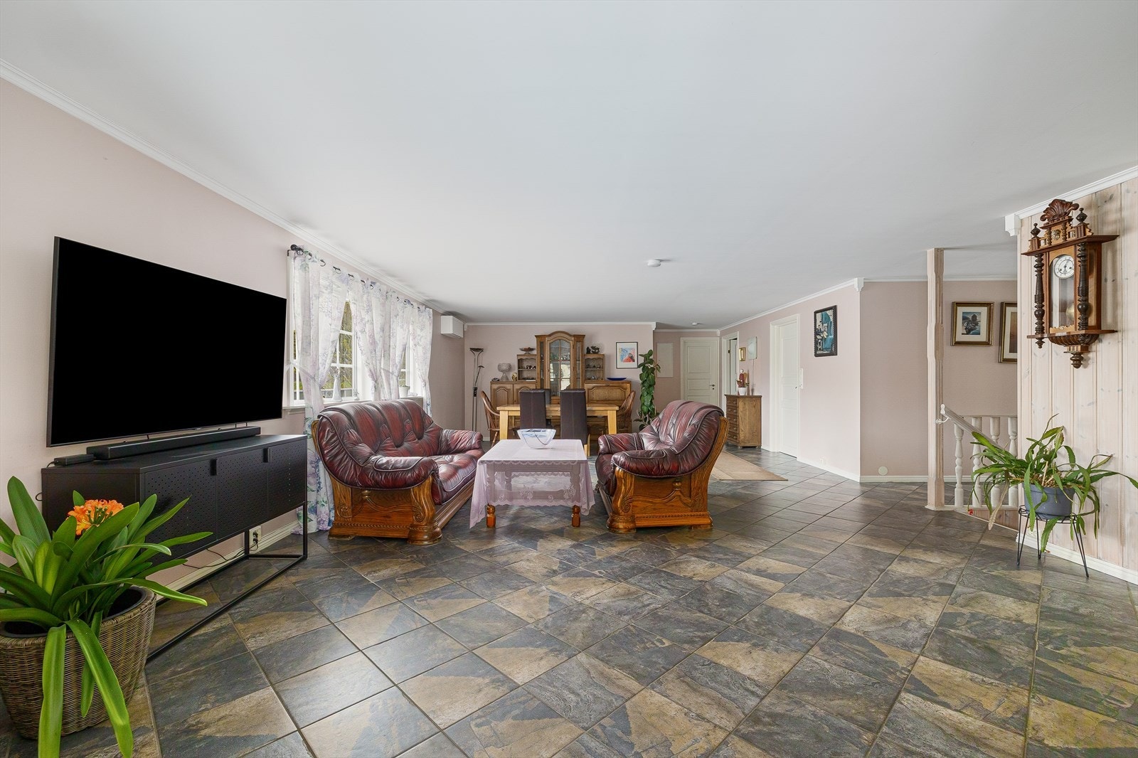 Lys og pen stue med fliser på gulv. Galleribilde