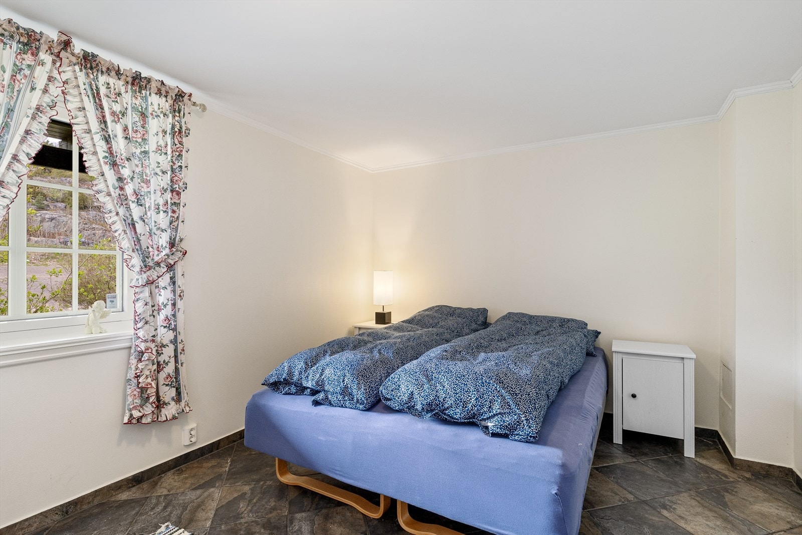 Boligen er innredet med et soverom i underetasjen. Galleribilde