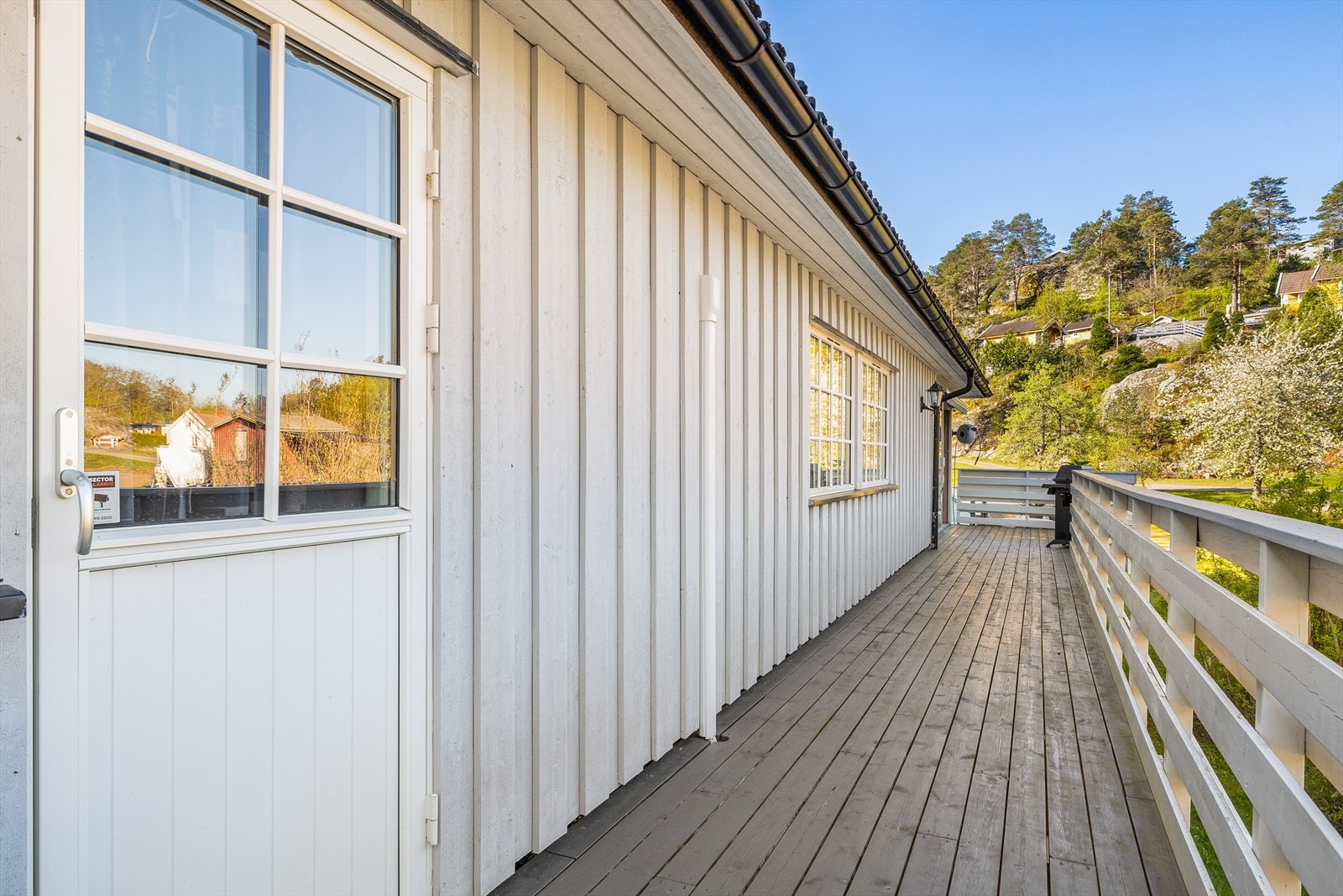 Solrik balkong som strekker seg helt ned til stuen. Galleribilde