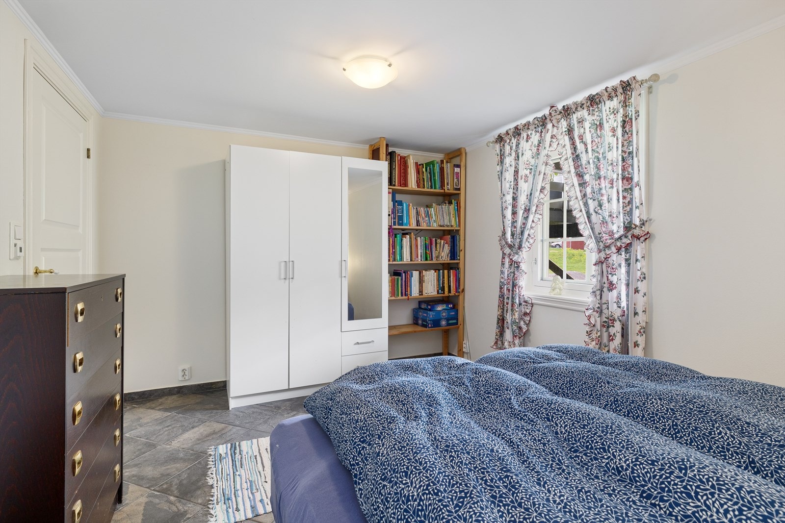 Det er garderobeskap også på soverommet i underetasjen. Galleribilde