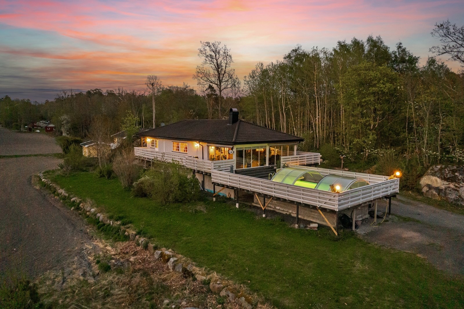 Boligen har en idyllisk beliggenhet i et åpent landskap med god utsikt over omkringliggende natur. Galleribilde
