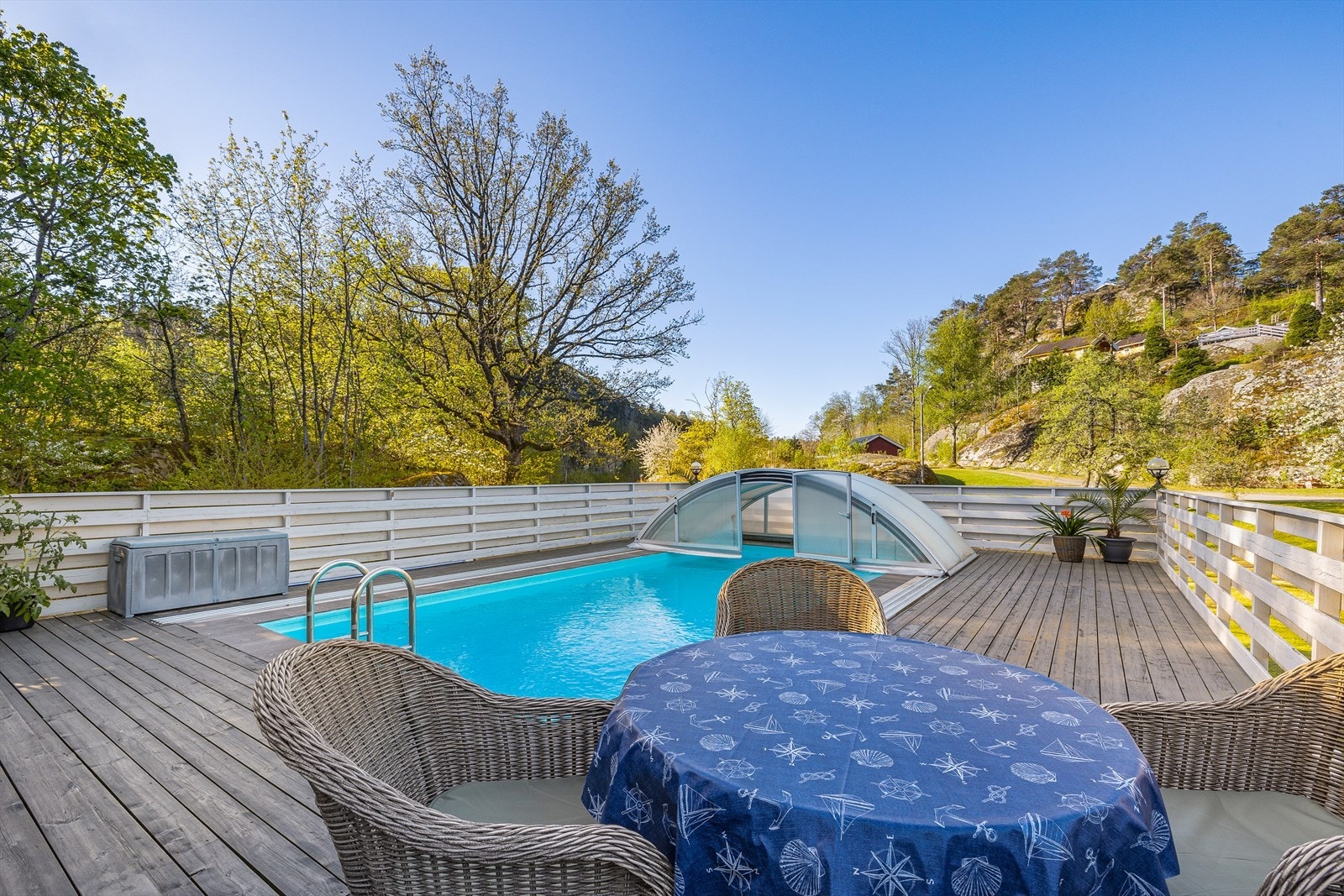 Unik terrasse som bør oppleves. Den fremstår som en nydelig oase. Dette er virkelig en plass man kan sitte å nyte både blomster, stemning og sol. Galleribilde