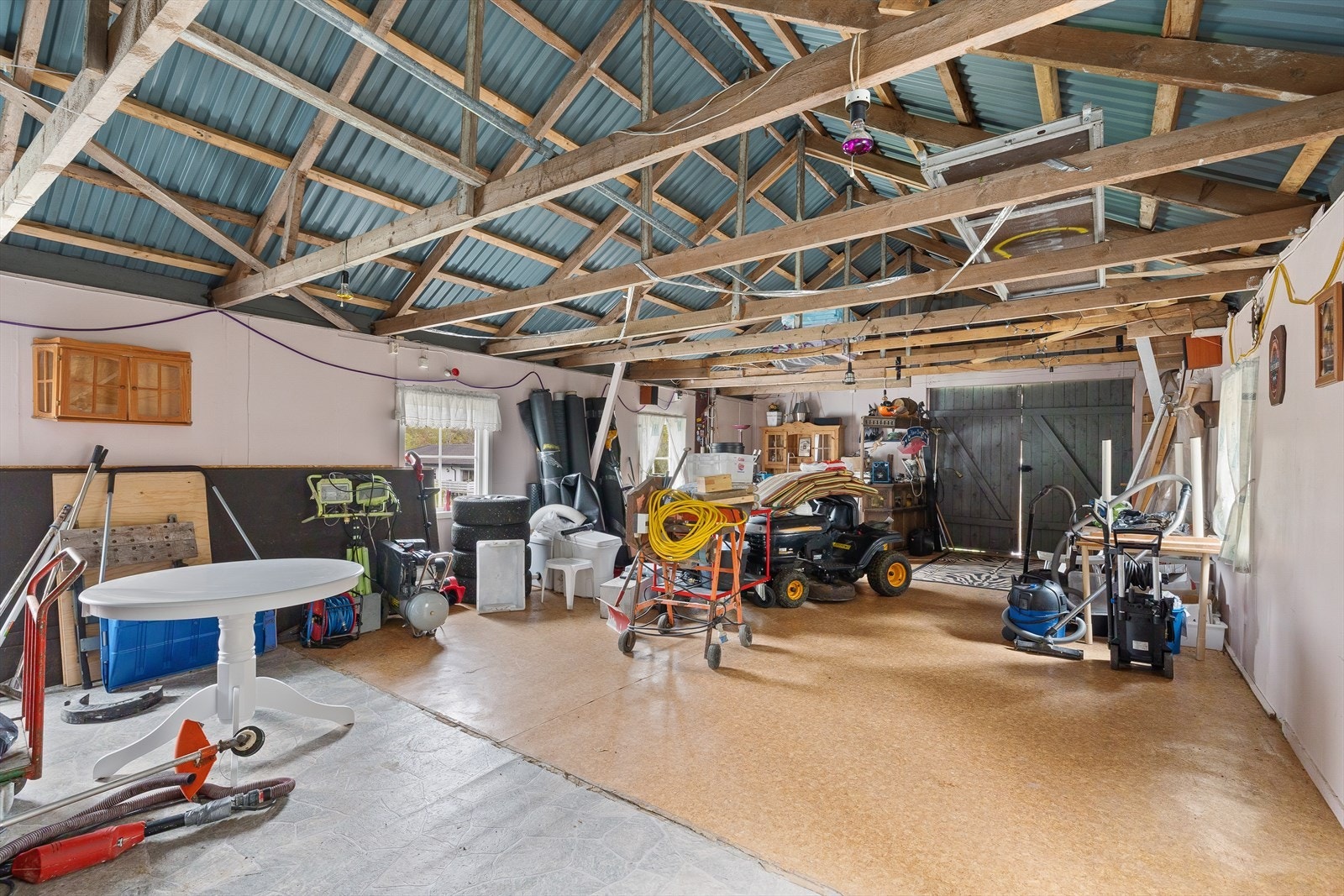 Innvendig i låven. Galleribilde