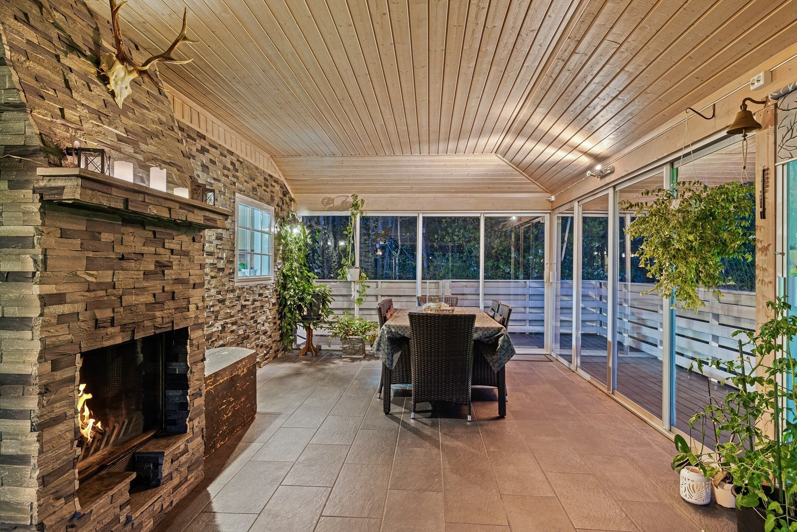 Varmen foran peisen gjør det lunt og godt på kveldstid. Galleribilde