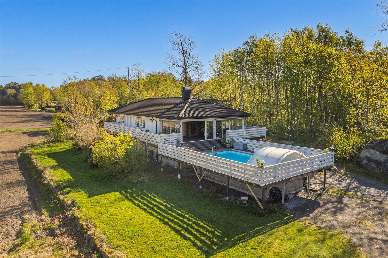 Velholdt og innholdsrikt småbruk nær sjøen med flotte uteområder. Galleribilde