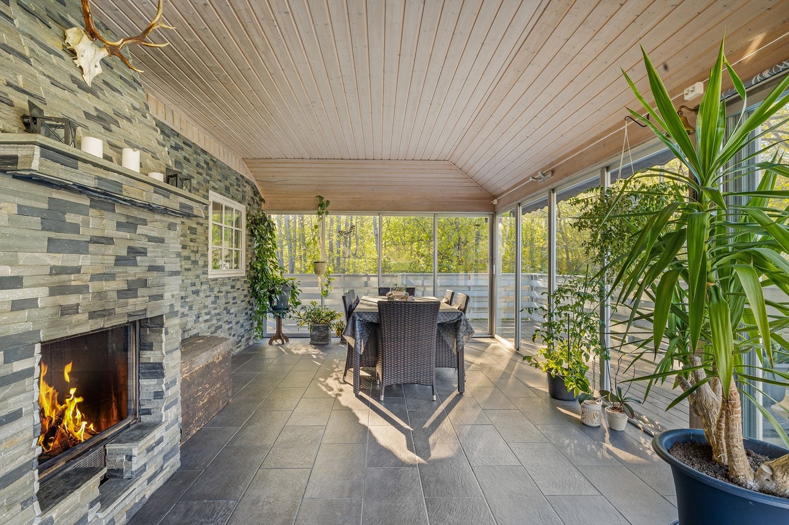 Særdeles hyggelig utestue med peis på 34 kvm. Her er det god plass til å invitere venner og familie til et hyggelig selskap. Galleribilde