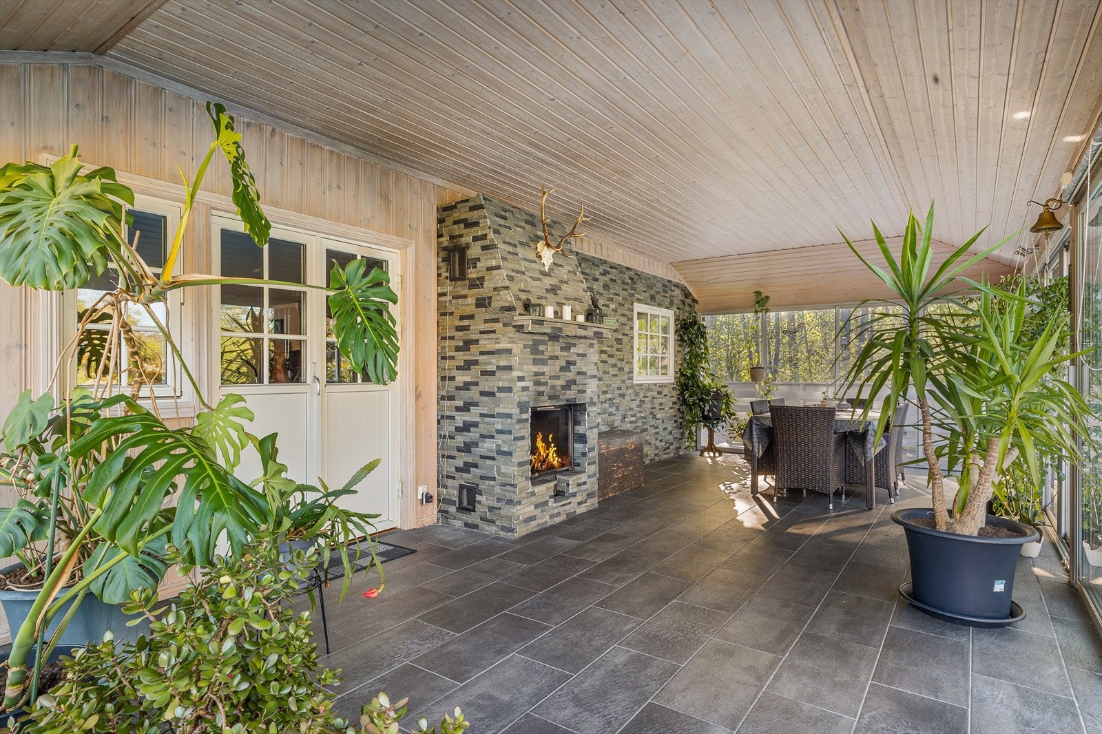 Her kan du nyte flotte sommerdager i en skjermet og nydelig utestue. Galleribilde