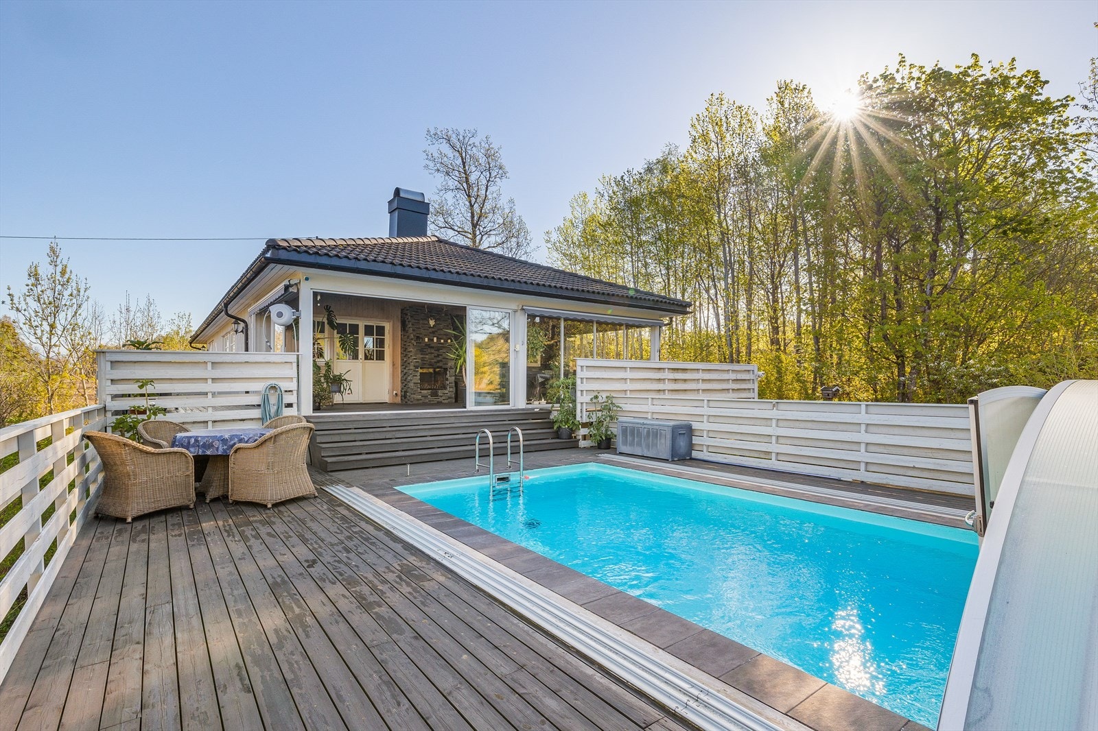 Nydelig opparbeidet hage og en fantastisk terrasse med svømmebasseng. Galleribilde