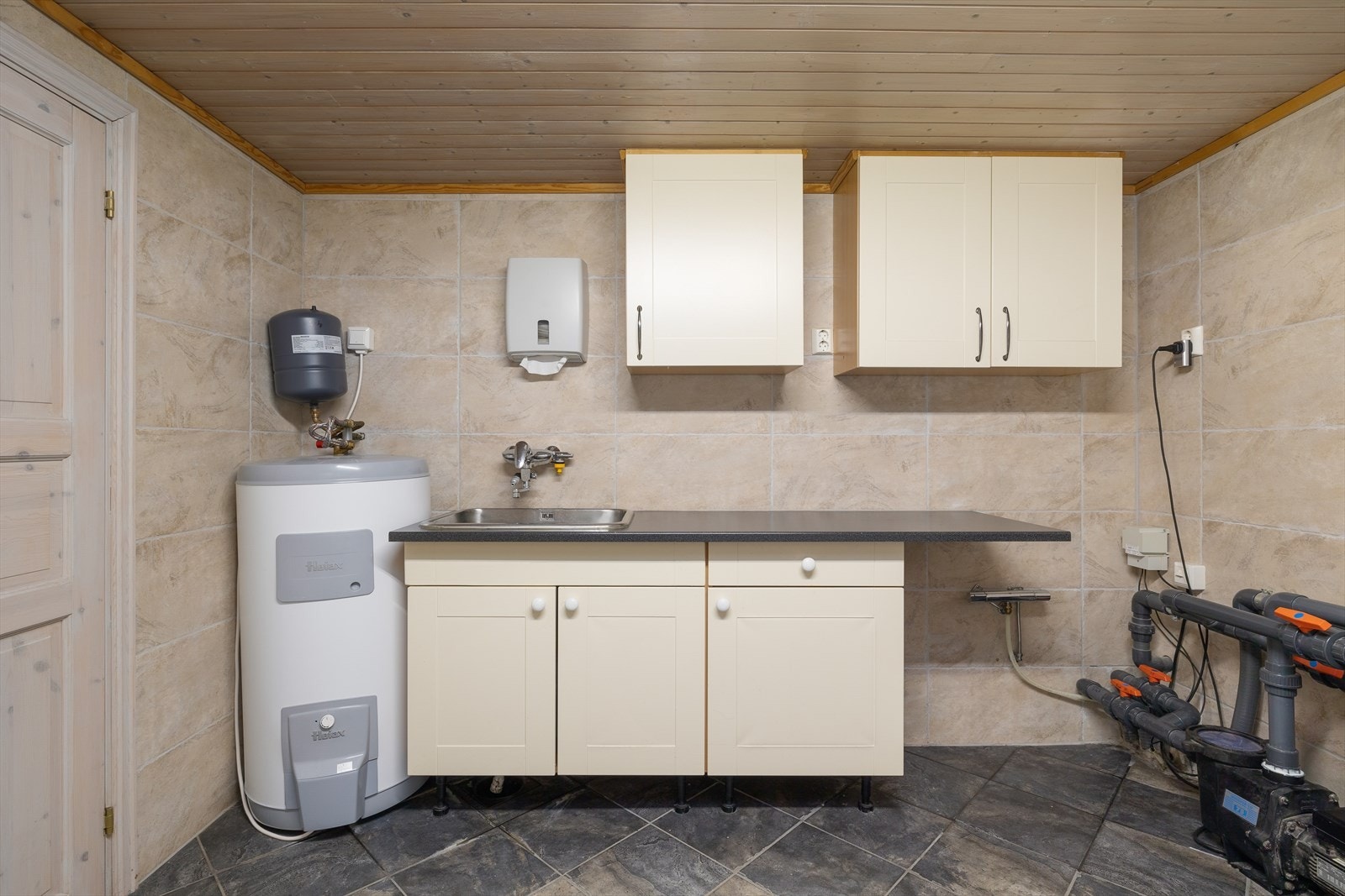 Vaskerom u.etg
Renovert av fagfolk. Veggene har fliser og tak har panel. Flis på gulv og elektriske varmekabler. Galleribilde