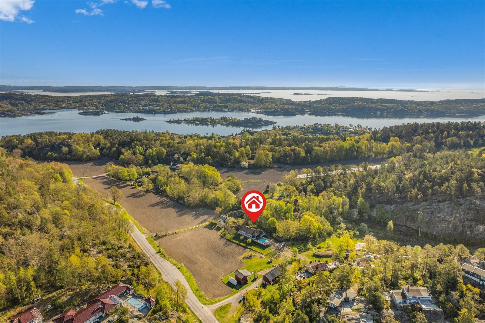 Er drømmen å leve på landet med muligheter for dyrehold eller eget lite gårdsdrift kan dette være eiendommen for deg. Dette er virkelig en perle av de sjeldne. Galleribilde