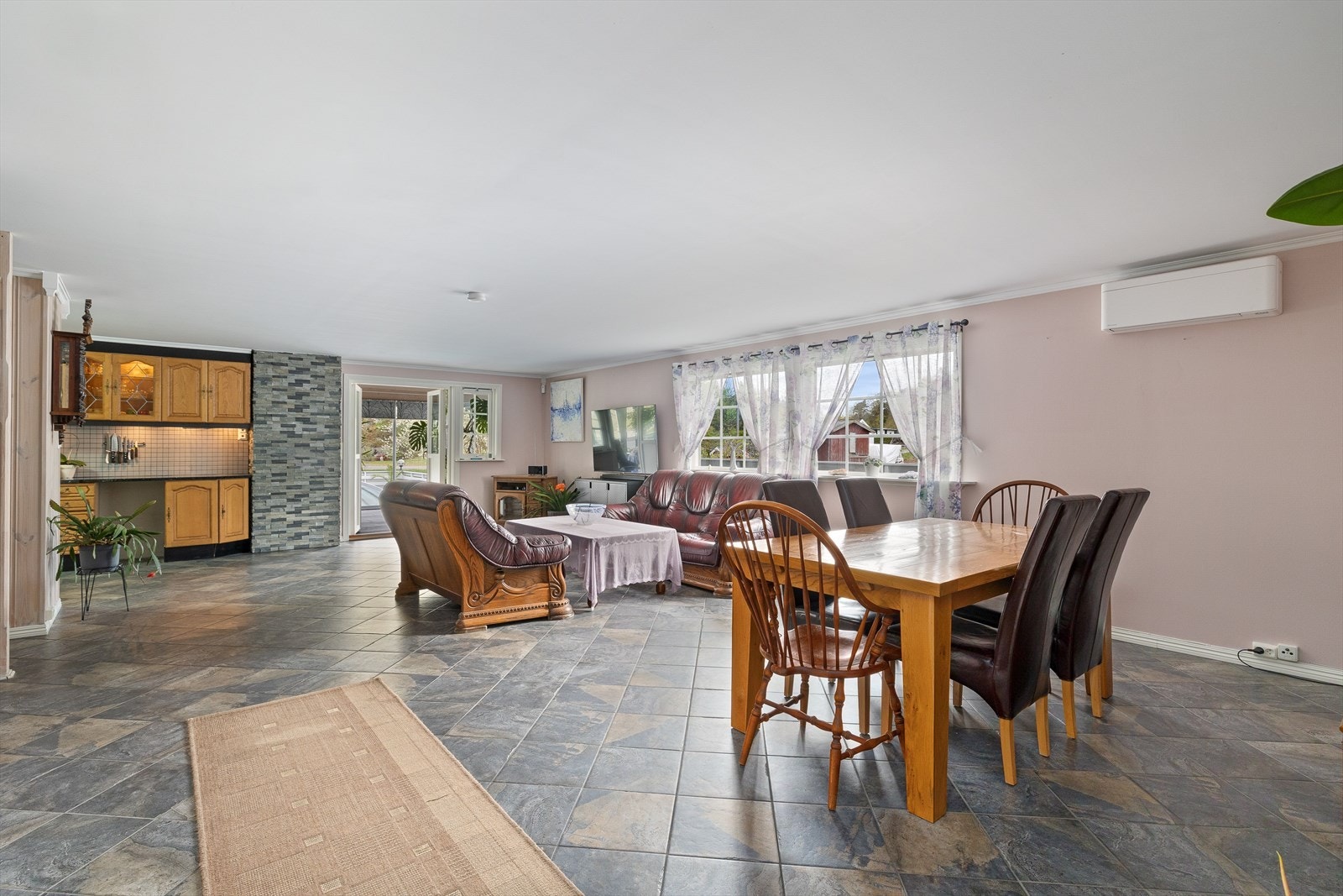 Romslig, herlig stueavdeling med god møbleringsfrihet. Galleribilde