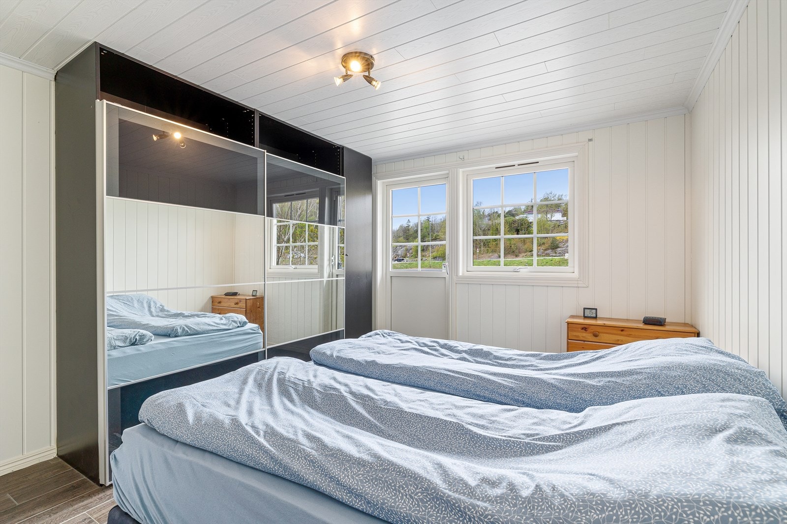 Stor skyvedørsgarderobe på hovedsoverommet. Galleribilde