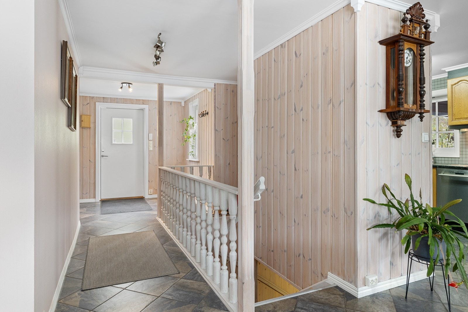 Her ønskes velkommen inn i en entrè og gang. Galleribilde