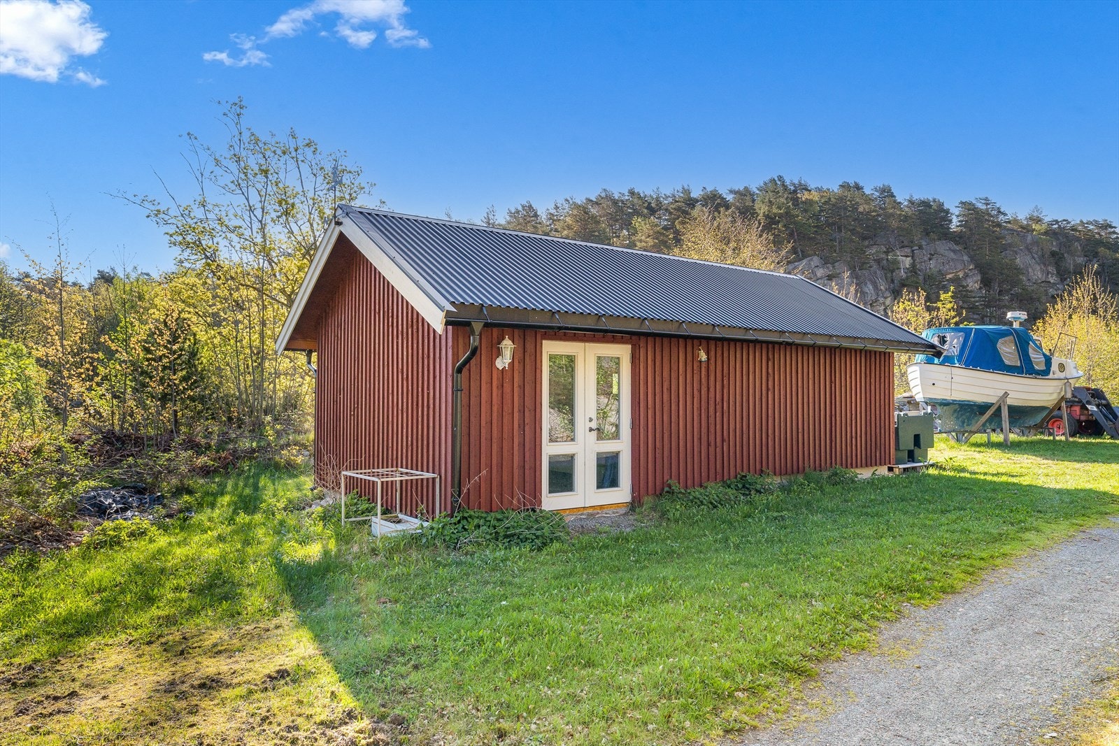 Nyere anneks med 2 innredet rom på støpt plate. Vegger i bindingsverk og kledd med stående kledning. Saltak tekket med stålplater. To stk. 2-fløyet terrassedører og vinduer med 2-lags glass fra 2015. Galleribilde