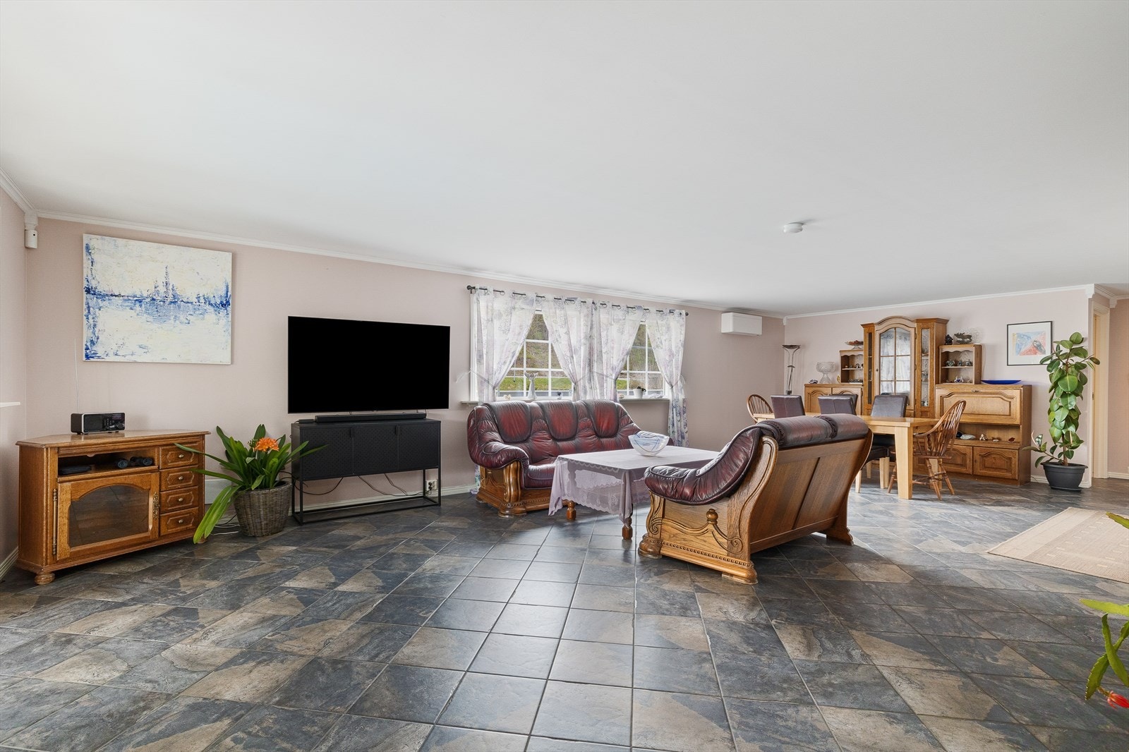 Boligens stue utgjør et stort rom hvor store vindusflater, masse lys og herlig romfølelse dominerer inntrykkene. Galleribilde